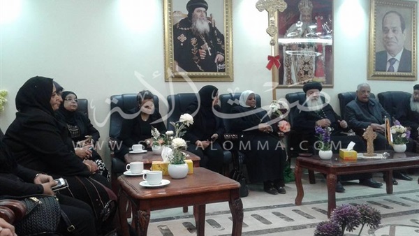 «نساء الجنوب» تقدمن العزاء لمطران أسوان (صور)