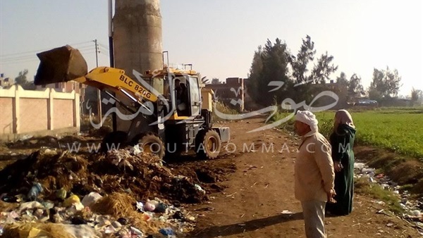 رئيس الوحدة المحلية بـ«تيدا» في كفر الشيخ تتفقد حملات النظافة (صور)