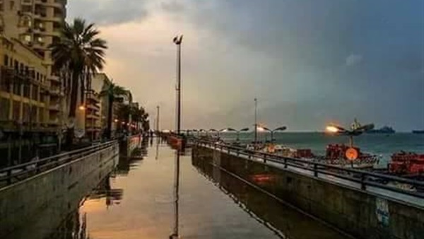 صور.. انخفاض درجات الحرارة وسقوط أمطار في بورسعيد 