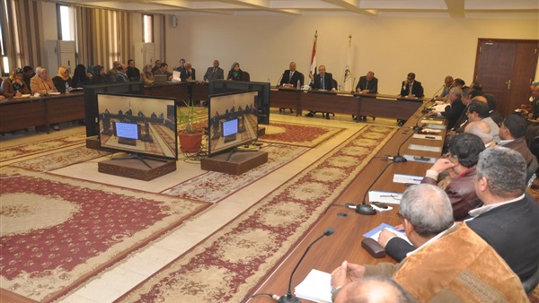 محافظ بني سويف يلتقي رؤساء الوحدات المحلية لتقييم أداء عملهم‎