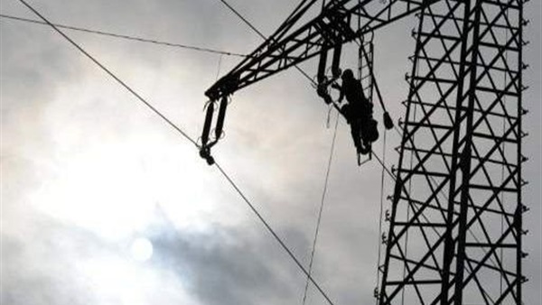 «ومن الحب ما صعق».. صيني يتسلق برج كهرباء ليطلب الزواج من حبيبته