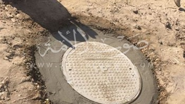 تغيير أغطية البيارات لخطوط الصرف الصحي في بورسعيد