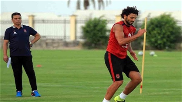 البدري يحاضر لاعبي الأهلي قبل المران المسائي