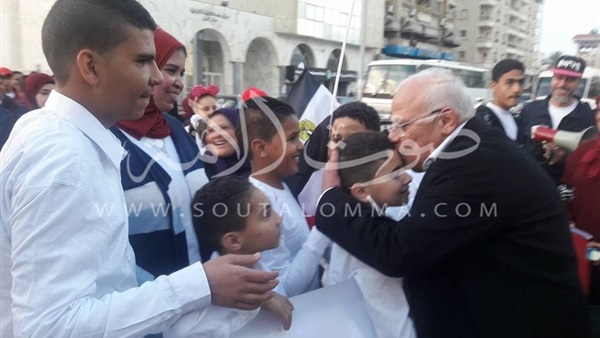 «الغضبان» يلتقط صور تذكارية مع المشاركين في الماراثون الرياضي