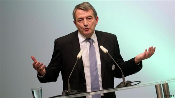 رئيس الاتحاد الألماني يستقيل من «الفيفا»