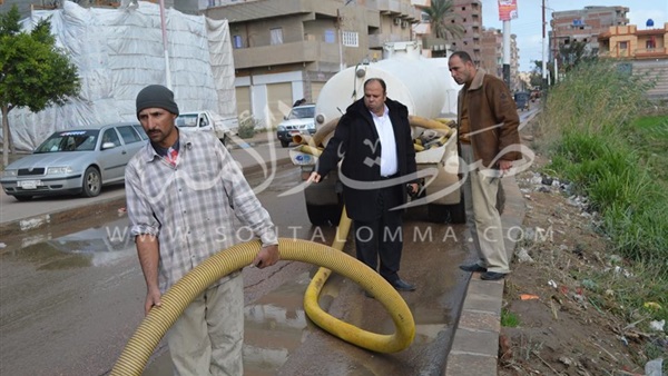 «رئيس مطوبس» يتابع رفع أثار مياه الأمطار بالشوارع ‎
