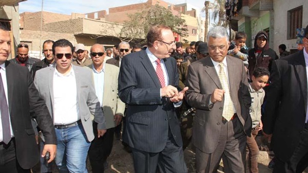 محافظ بني سويف يتفقد مشروع الصرف الصحي بقرية البساتين ‎