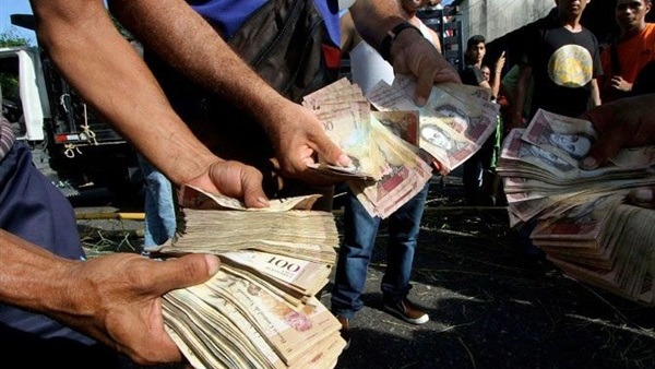 أزمة سيولة في فنزويلا تؤدي إلى عمليات نهب واحتجاجات