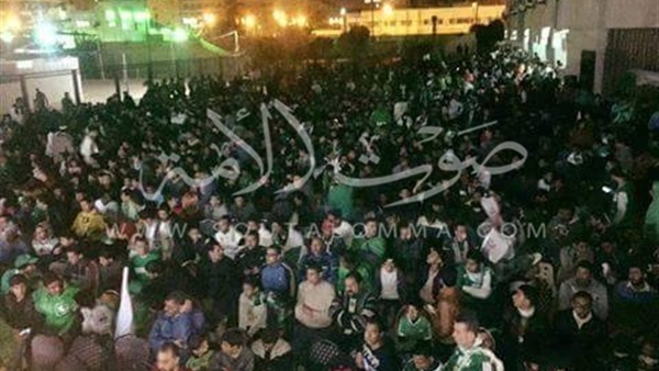 «جماهير المصري» يشاهدون مباراة الأهلي بملعب الهوكي