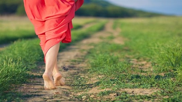 هل تساهم ممارسة رياضة المشي حافيا في تحسن صحة الأقدام؟