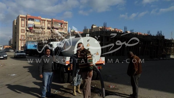سحب مياه الصرف بمحيط مدرسة الشهيد محمد صبري في بورسعيد 
