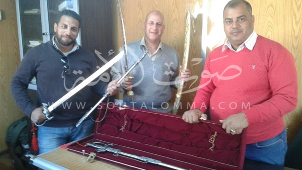 جمارك سفاجا تحبط 6 محاولات لتهريب سيوف وقطع عاج (صور)