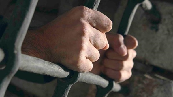 حبس عامل وصديقه لاتهامهما في تزوير توقيع شقيقه المتوفي‎
