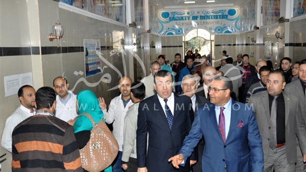 رئيس جامعة المنصورة يعقد لقاء مع مجلس «طب الأسنان» (صور)