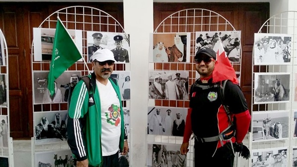 رحالة سعودي يصل إلى البحرين سيرا على الأقدام
