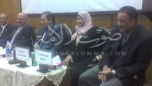 جامعة كفر الشيخ تكرم مدير عام الموارد البشرية وأمين الجامعة المساعد‎ 