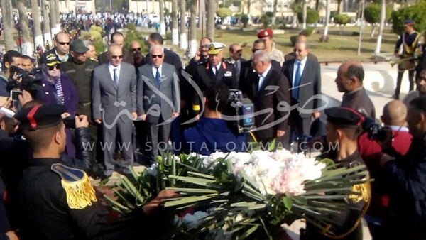 محافظ بورسعيد يضع إكليل الزهور على النصب التذكاري للشهداء