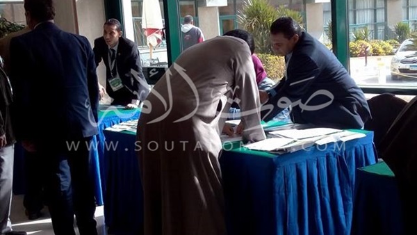 أعضاء «العمومية» يسجلون حضورهم في اجتماع اتحاد الكرة (صور) 