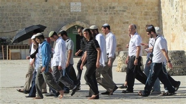 مستوطنون إسرائيليون يهاجمون منزلا لأسرة فلسطينية