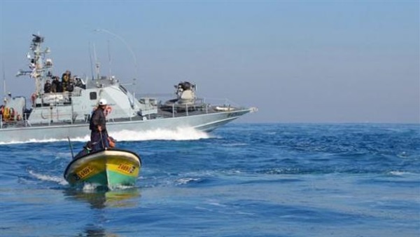 الزوارق الإسرائيلية تستهدف الصيادين الفلسطينيين ومراكبهم في بحر غزة
