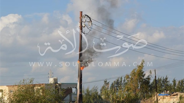 «رئيس مطوبس» يأمر بتغيير كابل كهربائي «محترق»على الطريق الدولي