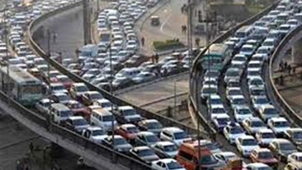 تكدس مروري نتيجة حادث تصادم سيارتين أعلى «دائري المريوطية»