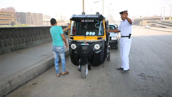 خبراء ونواب ينتقدون خروج «التوك توك» من حسابات «قانون المرور»