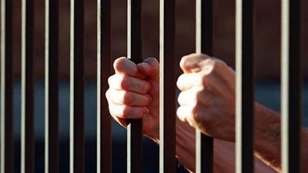 حبس سائق حاول تهريب 23 ألف قرص مخدر بالبحر الأحمر