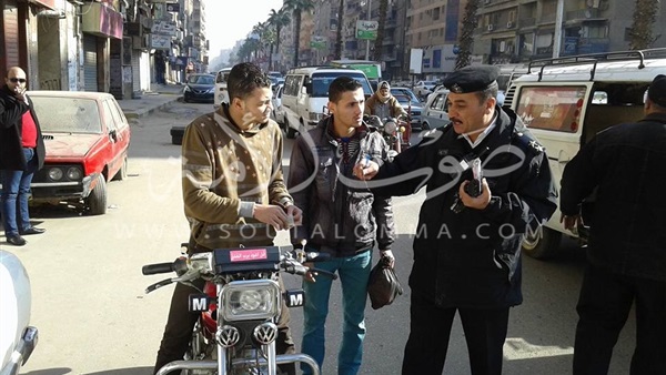 حملة مرورية مكبرة لإعادة الانضباط بشارع فيصل (صور)