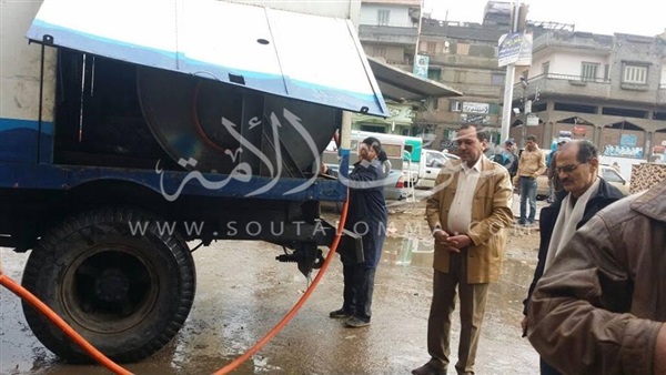 «حطب» يقود حملة لتصريف مياه الأمطار بشوارع دمياط‎