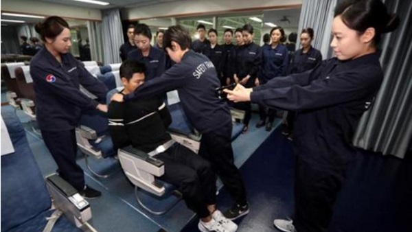 «الصعق الكهرباء» وسيلة كوريا للتعامل مع المشاغبين في الطائرات (صور)