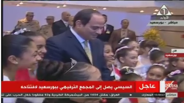 السيسي يلتقط الصور التذكارية مع الأطفال ببورسعيد (صور)