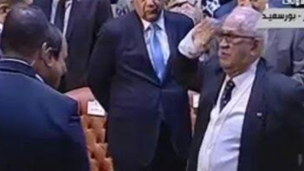 ￼أحد أبطال المقاومة الشعبية يؤدي التحية العسكرية أمام السيسي