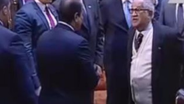 تعرّف على هوية المواطن الذي طلب تقبيل يد الرئيس في بورسعيد