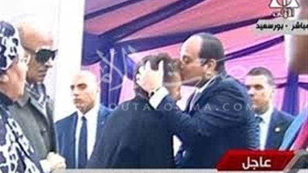تعرف على السيدة التي قبل رأسها السيسي ببورسعيد 
