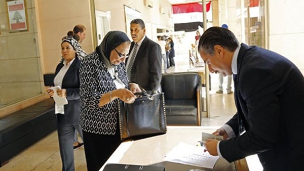 بالصور.. المصريون بالخارج يدلون بأصواتهم في انتخابات البرلمان