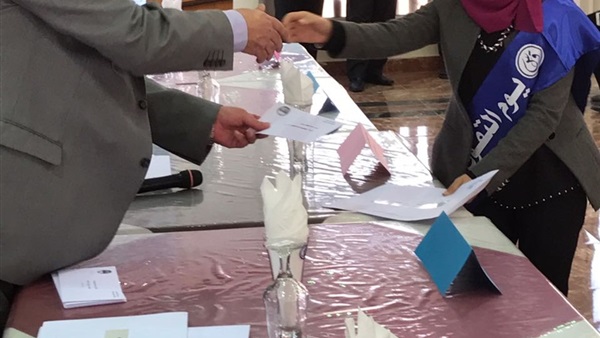 «قناة السويس» تُكرم العاملين المتفوقين بمحافظة بورسعيد (صور)