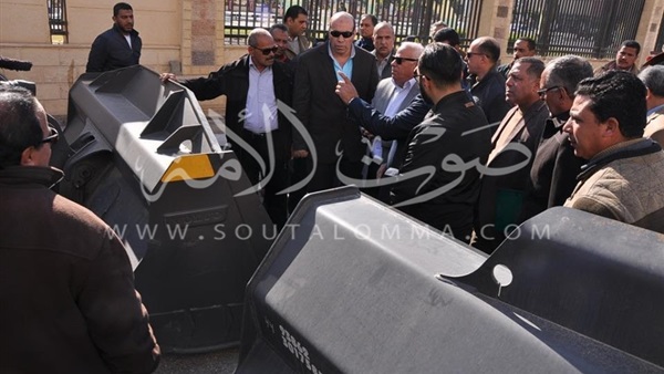 محافظ بورسعيد يتفقد سيارات ومعدات النظافة (صور)