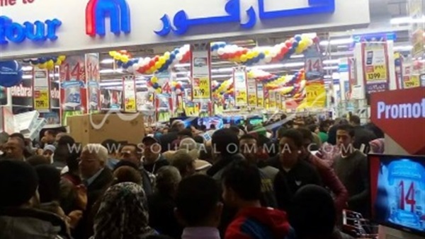 تزاحم المواطنين بـ«كارفور طنطا» بعد إعلان التخفيضات.. والأمن يتدخل (صورة)