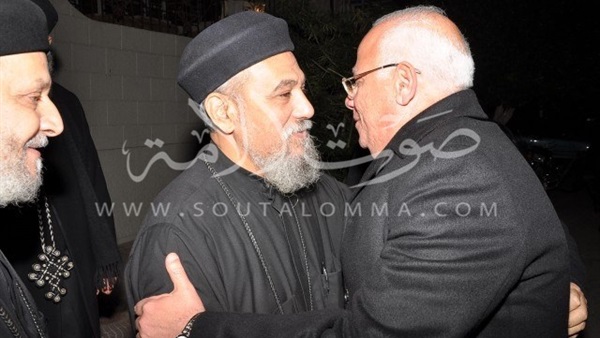 «محافظ بورسعيد» يلتقي الأنبا «تادرس» لتقديم التهنئة بالعام الجديد (صور)