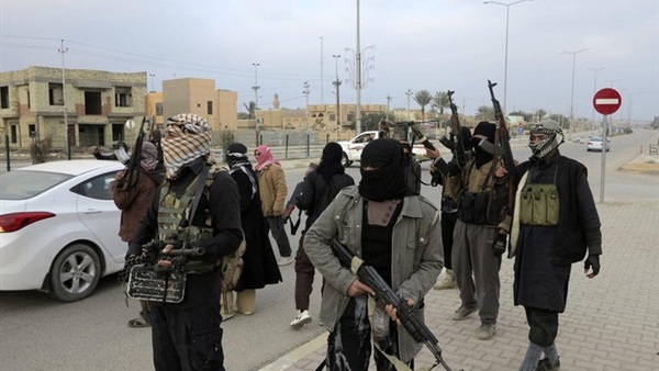 انتحاري ومسلحون يستهدفون نقطة أمنية ومركز شرطة بالعراق