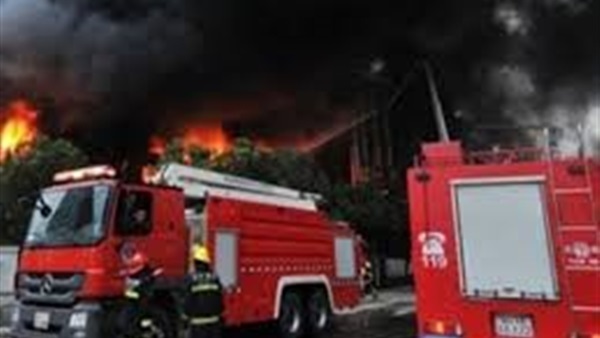 إخماد حريق بسيارة ملاكي أعلى محور 26 يوليو