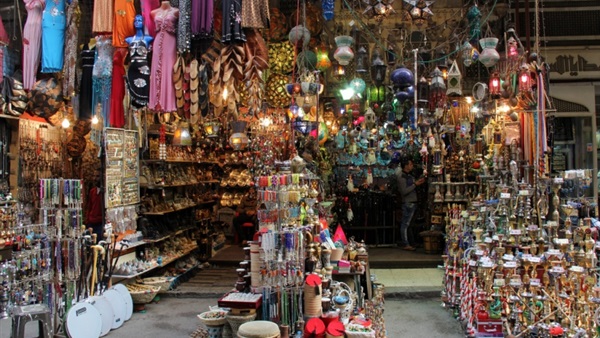 أصحاب بازارات خان الخليلى: الناس باعت عفش بيتها والدولة مش هنا