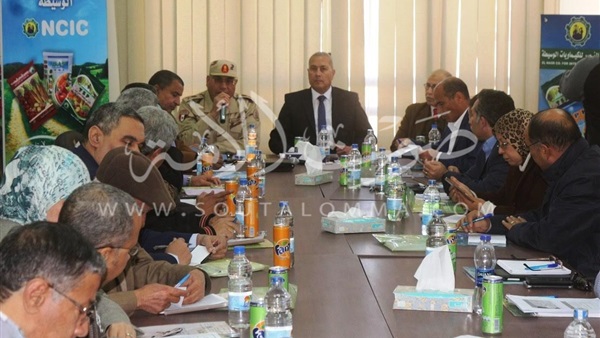 محافظ السويس يبحث إقامة مجمع مصانع الأسمدة الفوسفاتية بالسخنة