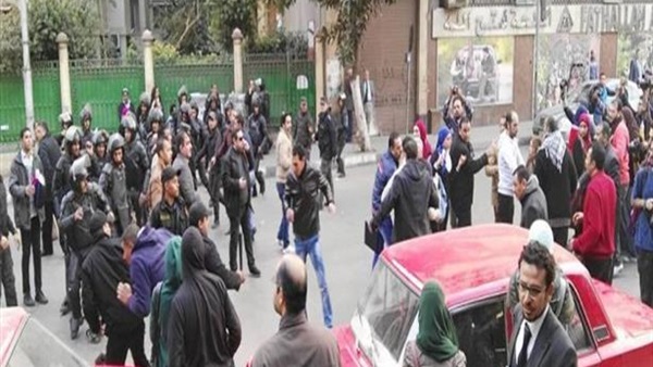 حجز 12 من المتظاهرين احتجاجا على اتفاقية «تيران وصنافير» 24 ساعة
