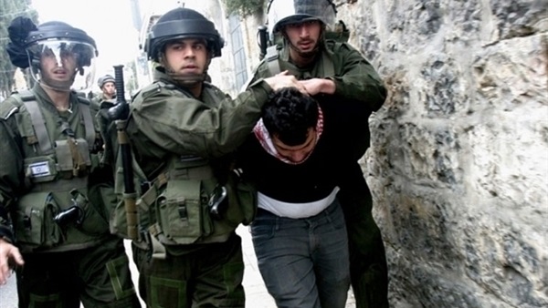 بينهم طفل.. قوات الاحتلال تعتقل 32 فلسطينيا بالضفة الغربية