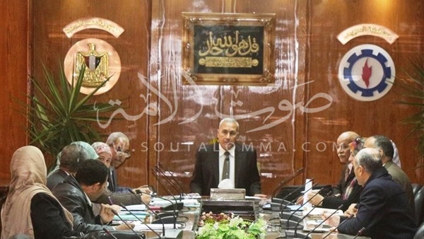 محافظ السويس يستمع لشكاوى 35 مواطنا في لقاء جماهيري