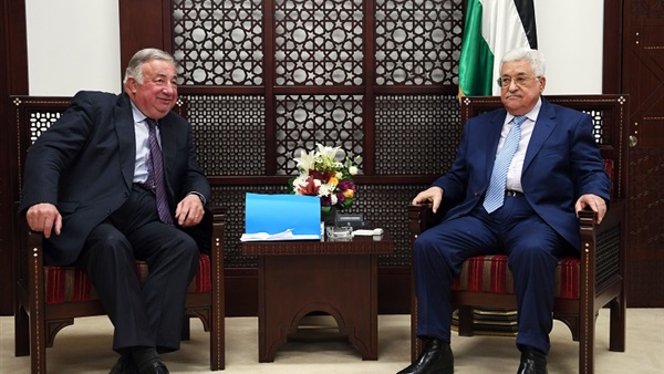 «عباس» يجتمع مع رئيس مجلس الشيوخ الفرنسي