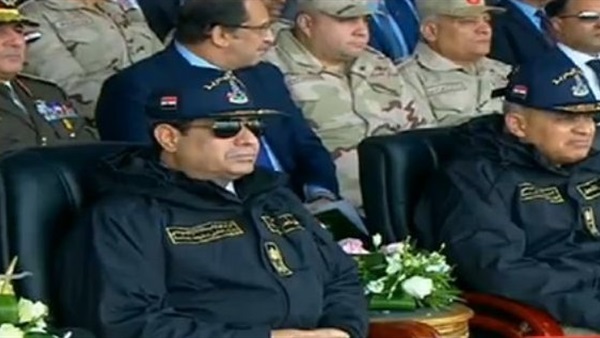 بالزي العسكري.. السيسي يشهد عرض القوات البحرية (صور)