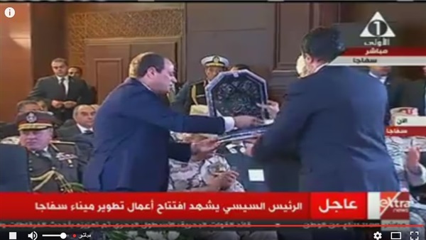 وزير النقل يقدم «مصحفا» للسيسي (صور)